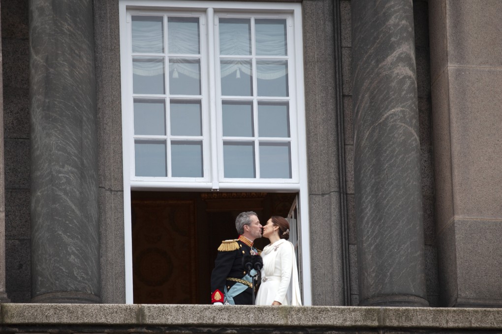 Denmark’s newly proclaimed King Frederik X kisses Queen Mary on the balcony of Christiansborg Palace in Copenhagen on January 14. Photo: Xinhua