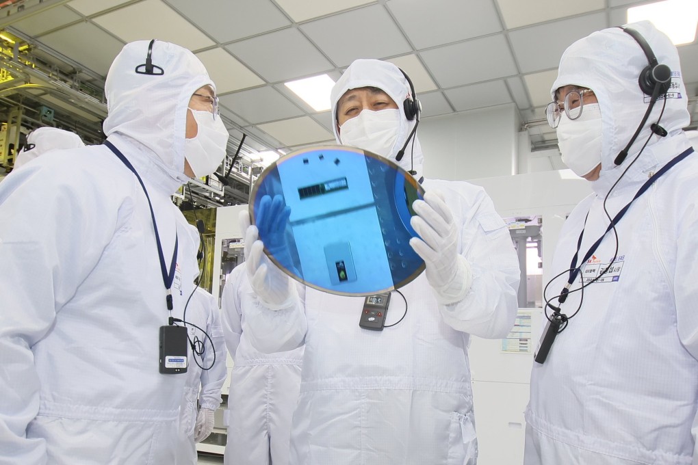 South Korean Industry Minister Ahn Duk-geun (middle) inspects a semiconductor production line during a visit to an SK Hynix plant in Incheon, southeast of Seoul. Photo: EPA-EFE
