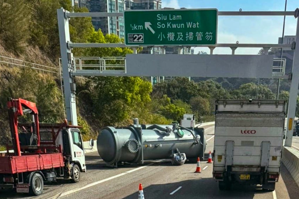 The electric pump fell off the truck on Tuen Mun Road near Siu Lam. Photo: Facebook/工友