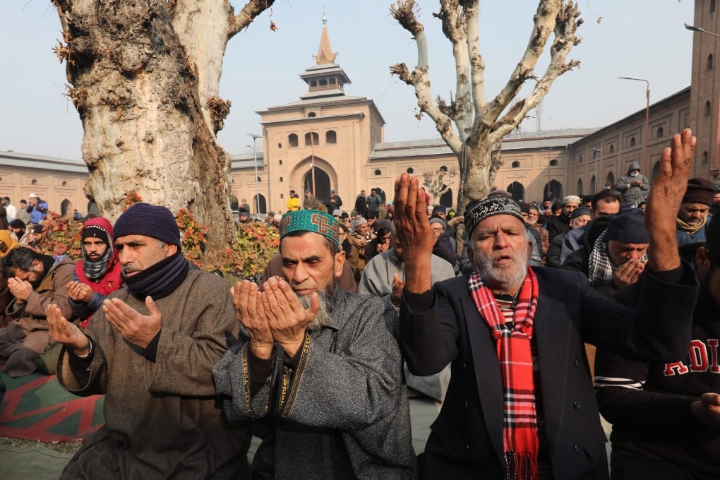 Muslims offer prayers at Kashmir’s central mosque in Srinagar, the summer capital of Indian Kashmir. Photo: EPA-EFE