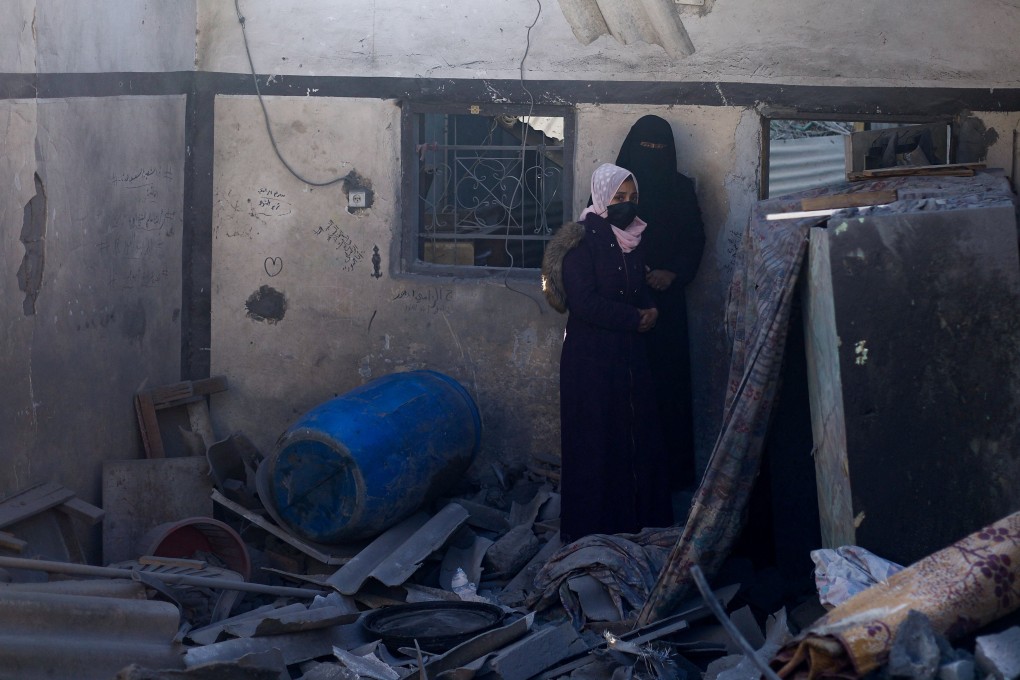 Palestinian women stand at the site of an Israeli strike on a house in Rafah, southern Gaza Strip, on January 18. Photo: Reuters