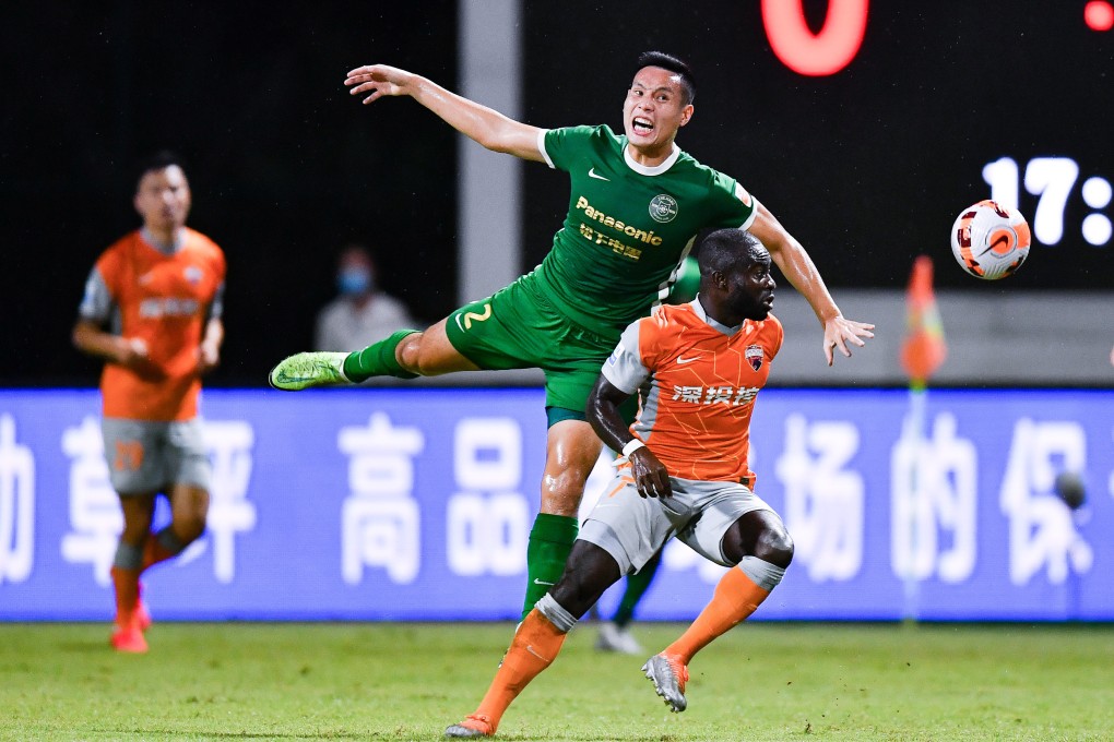Shenzhen’s Frank Acheampong (right) of tussles for the ball with Zhejiang’s Liang Nuoheng during a Chinese Super League game. Photo: Xinhua