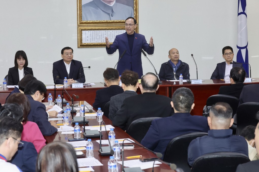 In a meeting with the KMT’s newly elected legislators on Monday, party chairman Eric Chu Li-luan (standing) confirms legislator-elect Han Kuo-yu (second from right), as the party’s candidate for the legislative speaker role to be decided on February 1. Photo: CNA