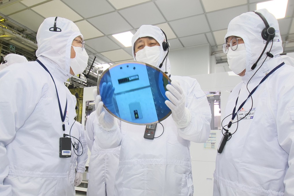 South Korean Industry Minister Ahn Duk-geun (centre) inspects a chip production line during a visit to SK Hynix in Icheon, southeast of Seoul, January 11, 2024.  Photo: EPA-EFE/Handout