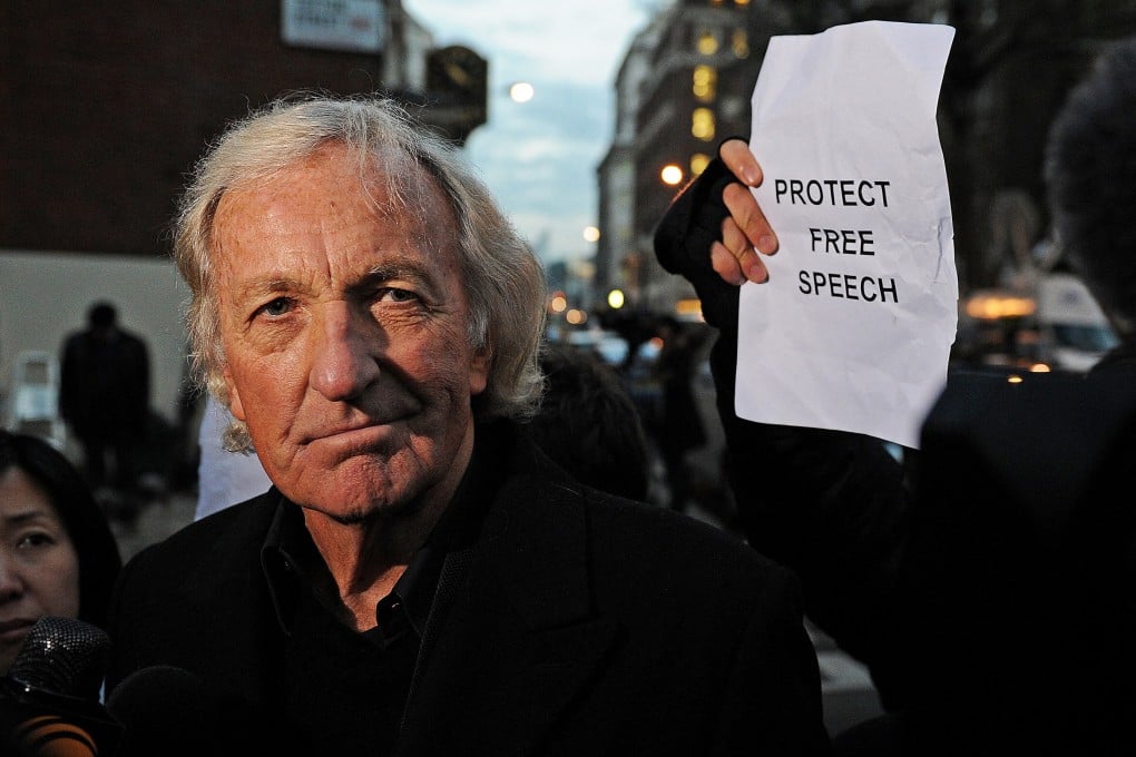 John Pilger campaigns in support of Julian Assange in London on December 7, 2010. The Australian journalist died on December 30, 2023. Photo: AFP