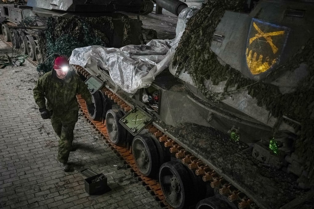A Ukrainian serviceman repairs a self-propelled howitzer in the Donetsk region on January 21. Photo: Reuters