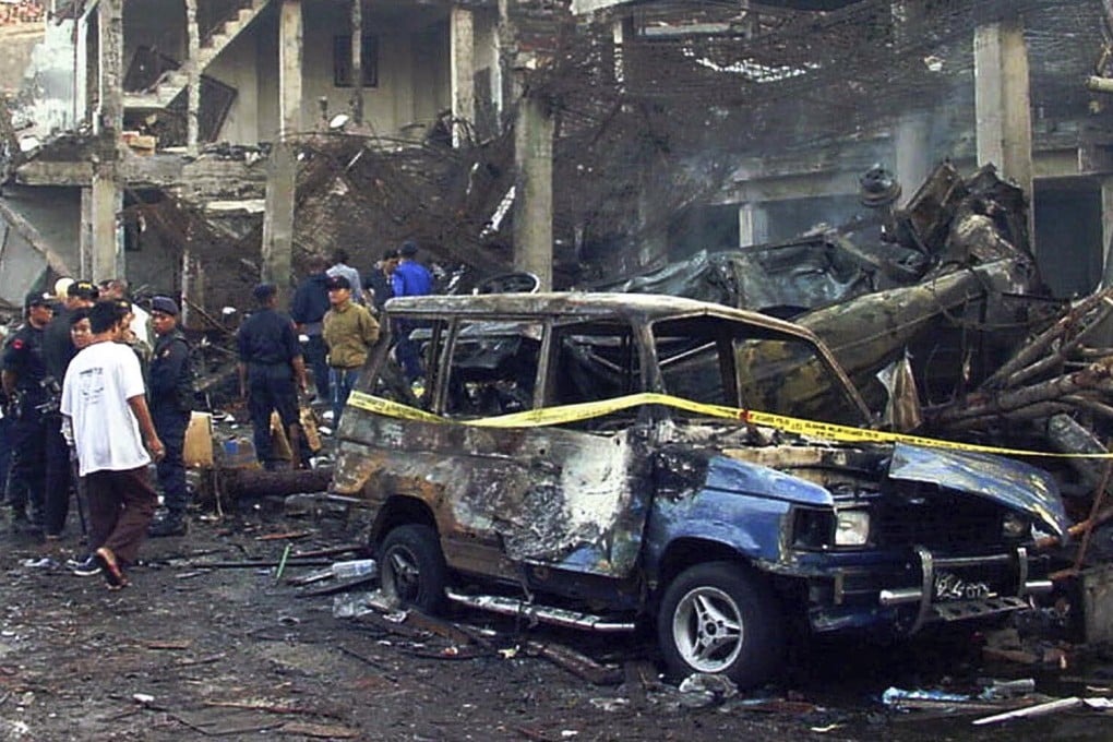 Officers inspect the ruins of a Bali nightclub in October 2002. Photo: AP