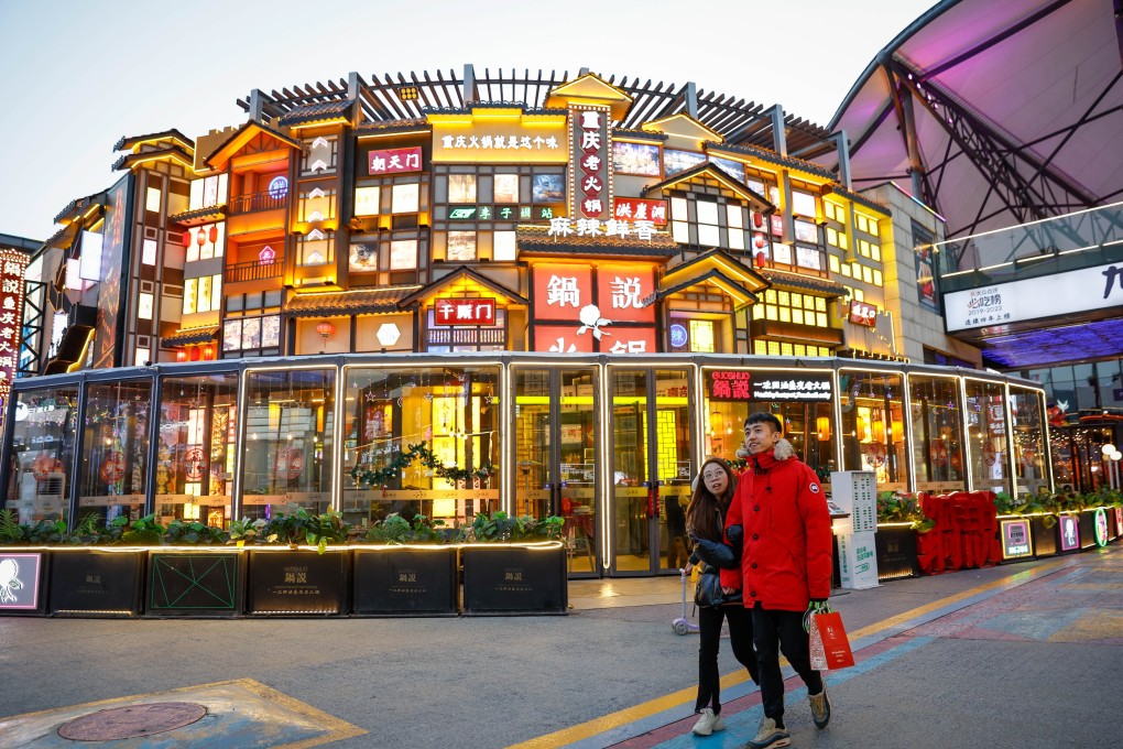 A couple walks in a shopping area in Beijing on January 5, 2024. Photo: EPA-EFE