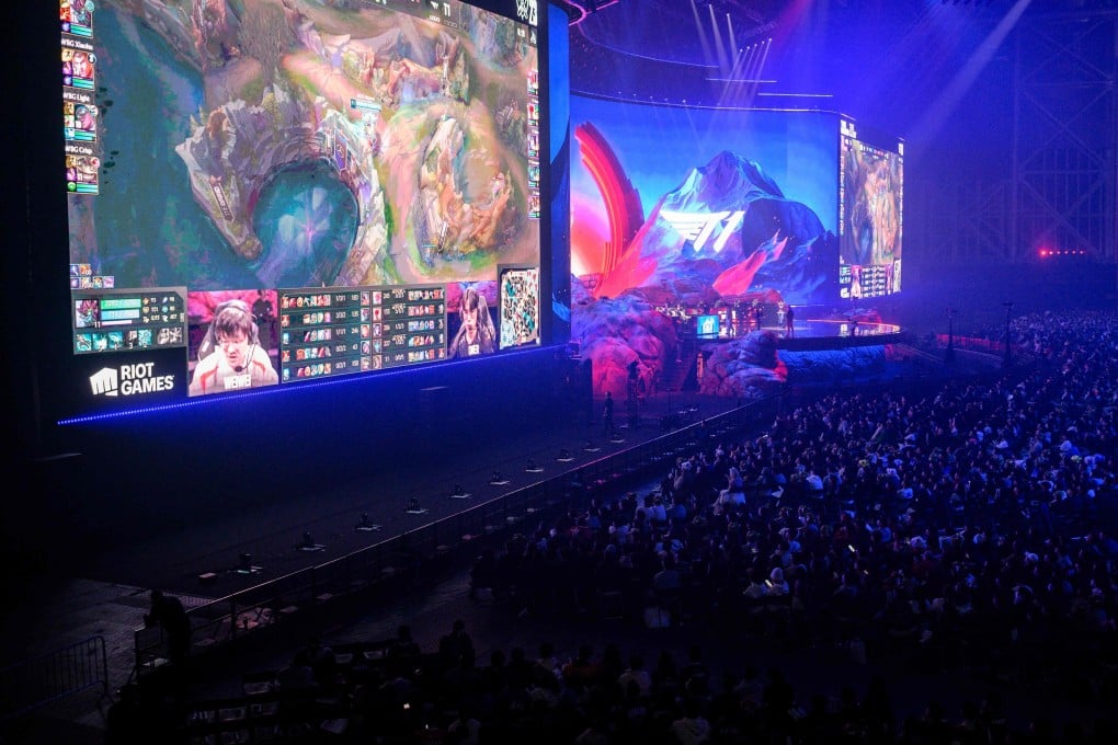 Fans watch screens as South Korea’s T1 take on China’s Weibo Gaming during the League of Legends world final at the Gocheok Sky Dome in Seoul on November 19, 2023. Photo: AFP