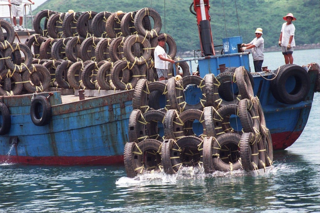 Hong Kong’s Agriculture & Fisheries Department (now the Agriculture, Fisheries and Conservation Department) sinks old tyres into the waters of Hoi Ha Wan to become artificial reefs on July 21, 1998. Photo: SCMP