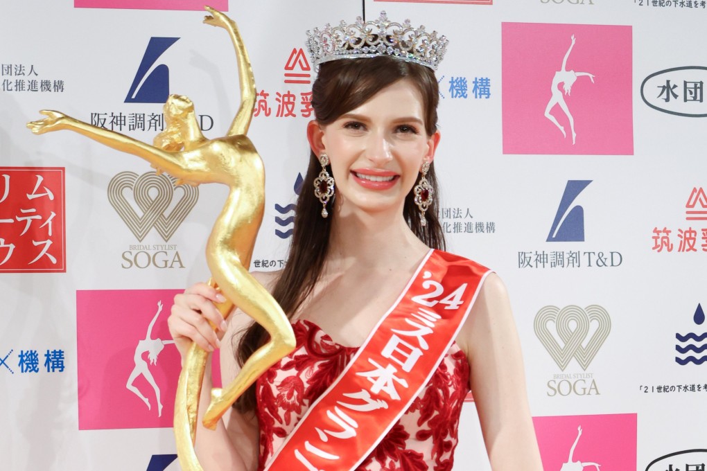 Karolina Shiino poses with the Miss Japan trophy in Tokyo on January 22. Photo: EPA-EFE/Jiji Press