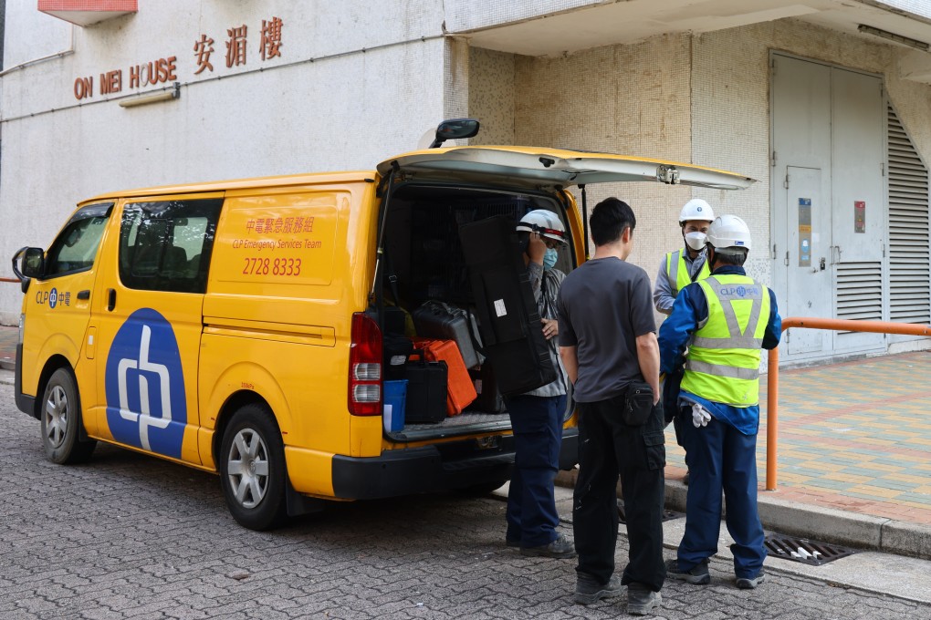 CLP engineering personnel at Cheung On Estate in Tsing Yi on January 7. Photo: Dickson Lee