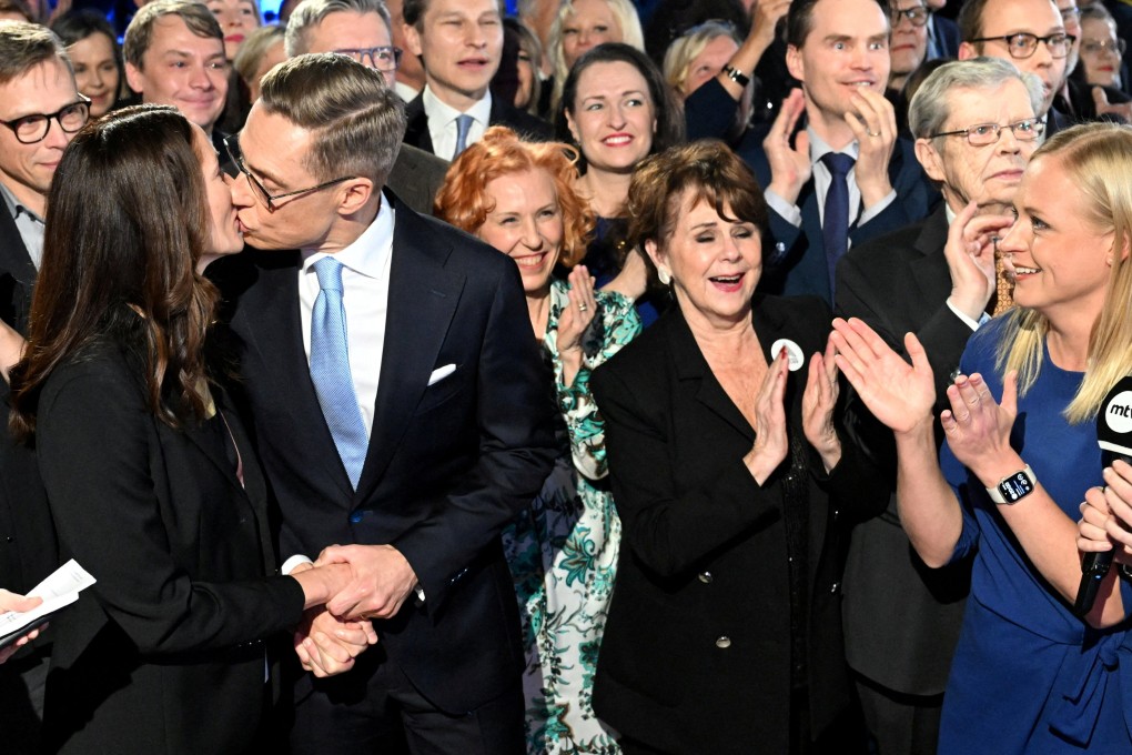 Alexander Stubb kisses his wife Suzanne Innes-Stubb after winning at the preliminary vote. Photo: Reuters