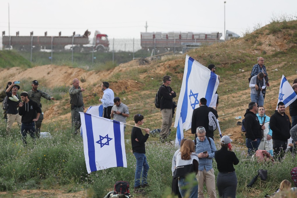 Border police watch over right-wing Israeli protesters attempting to block the road as aid trucks cross into the Gaza Strip at the Kerem Shalom border crossing on January 29. Photo: EPA-EFE