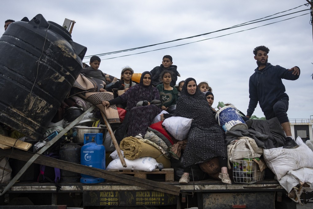 Palestinians arrive in the southern Gaza town of Rafah after fleeing an Israeli ground and air offensive in the nearby city of Khan Younis. Photo: AP