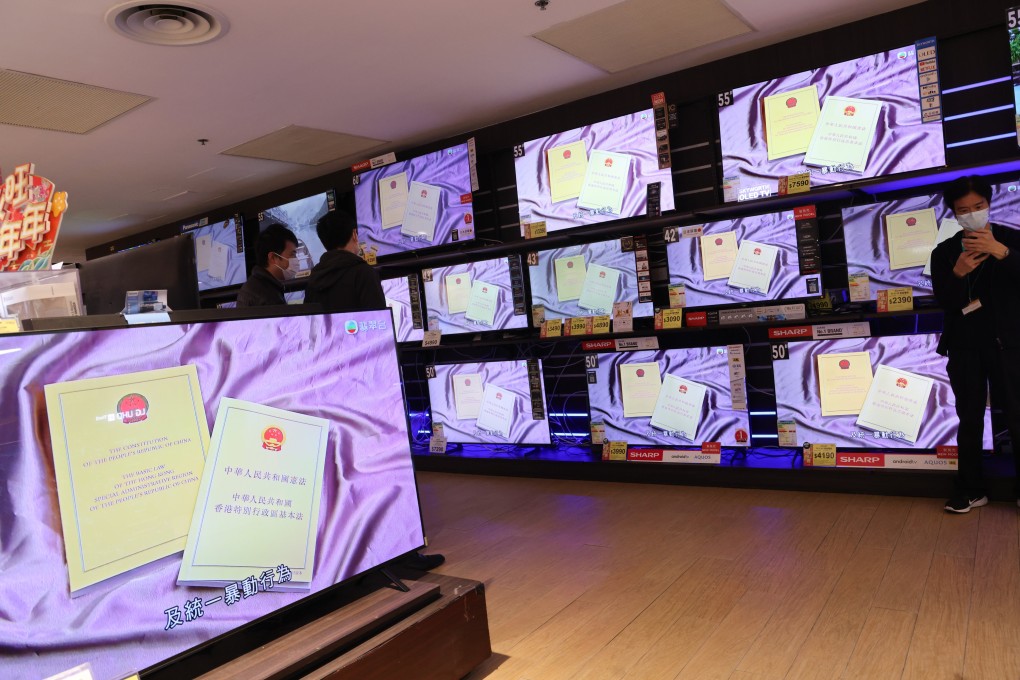 People watch a TV broadcast of the press conference on the legislation of Article 23 of the Basic Law. Photo: Jelly Tse