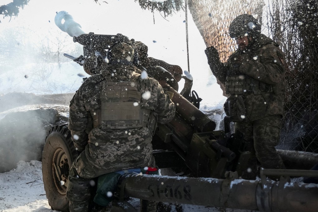 Ukrainian service members fire a L119 howitzer near the frontline town of Marinka, Donetsk region, Ukraine. Photo: Reuters