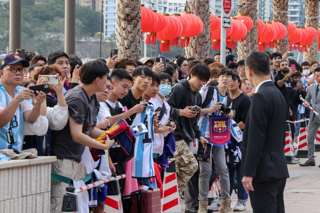 Hundreds of fans wait for the Inter Miami players to arrive at their hotel in Hong Kong. Photo: Jelly Tse