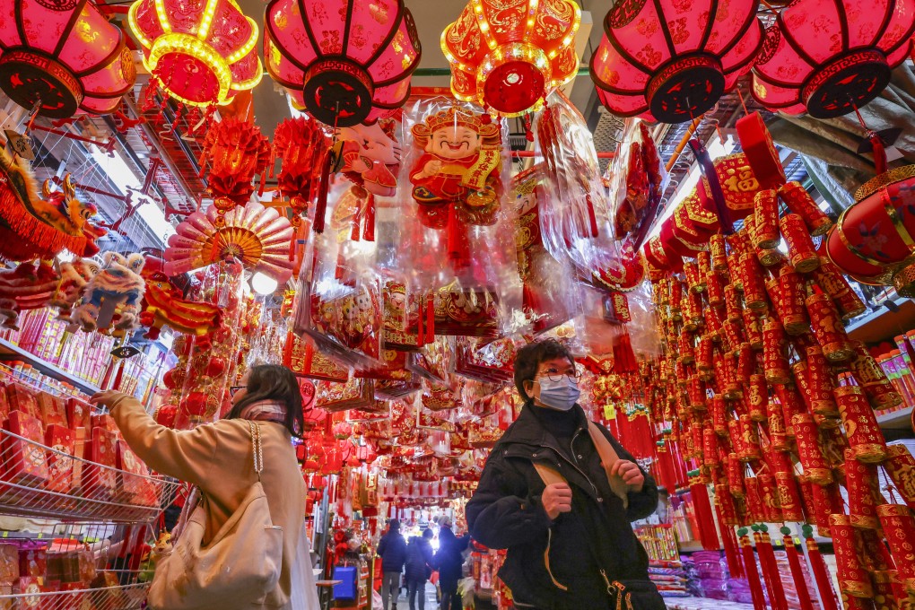 Shoppers buy festive decorations at Tai Kiu Market in Yuen Long. Temperatures are expected to drop during the coming Lunar New Year holiday. Photo: Dickson Lee