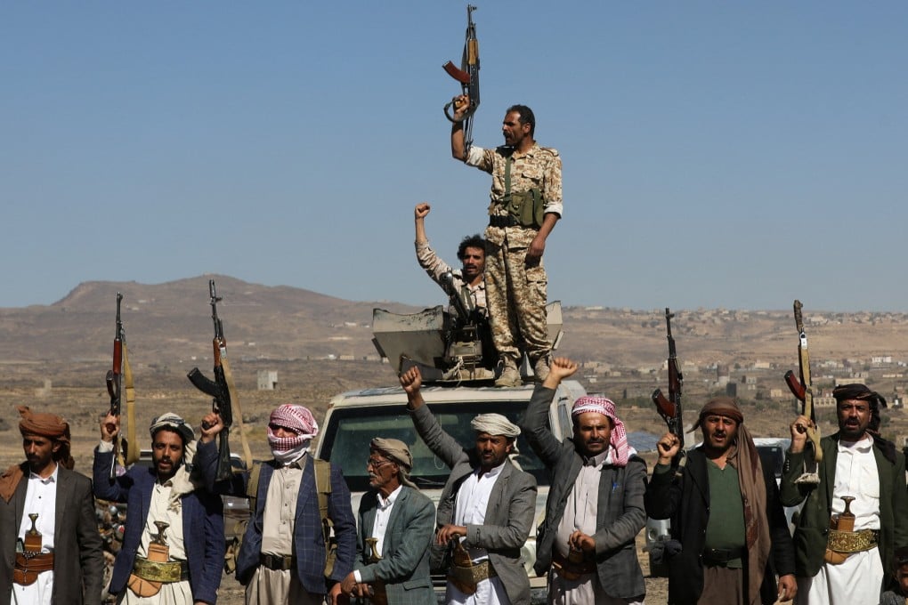Houthi fighters and tribal supporters hold up their firearms during a protest against recent U.S.-led strikes on Houthi targets, near Sanaa, Yemen. Photo: Reuters/File