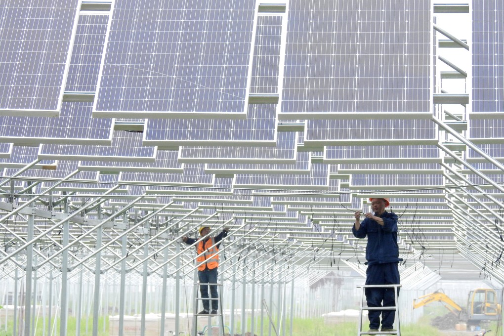 Workers install solar panels in Lianyungang, Jiangsu province. Offshore bond issuance from Chinese firms fell last year. Photo: Reuters