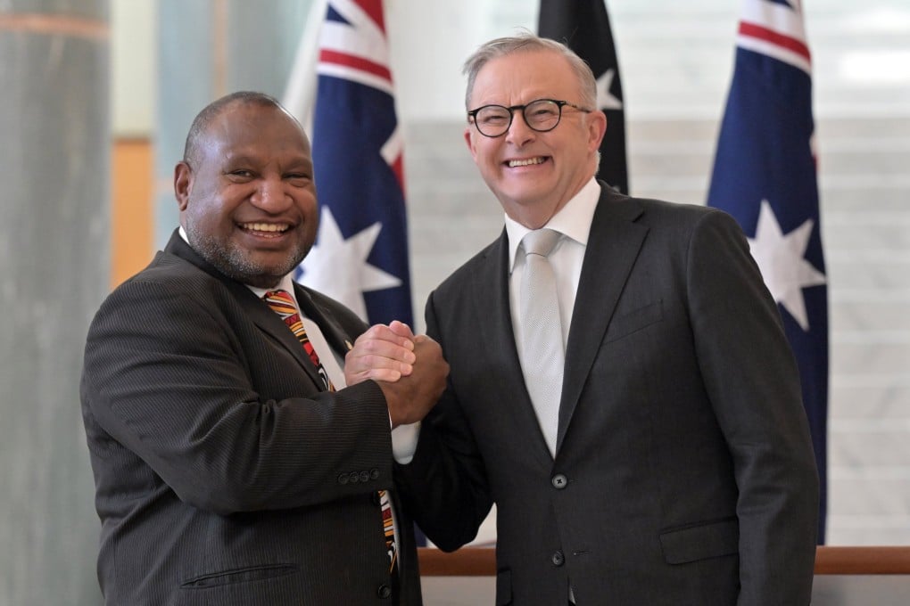 Australia’s Prime Minister Anthony Albanese (right) and Papua New Guinea’s Prime Minister James Marape shake hands after Marape signs the visitors’ book at Parliament House in Canberra. Photo: EPA-EFE