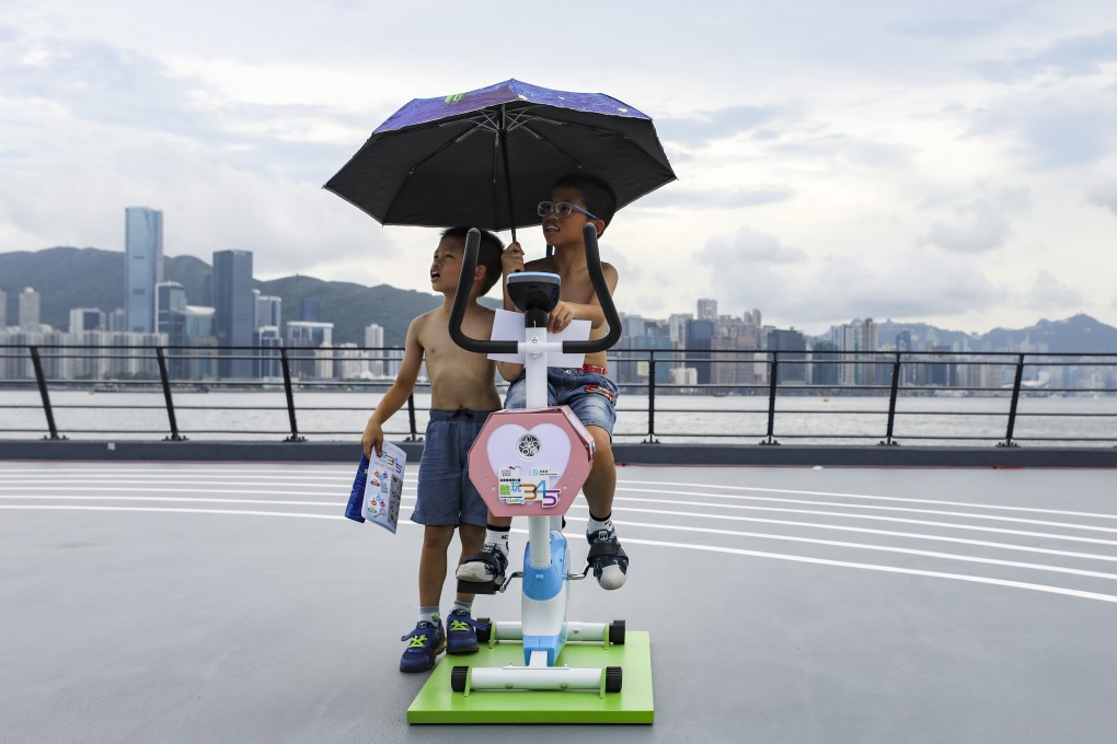 Children on an exercise machine at Cha Kwo Ling Promenade in Kwun Tong on August 26.  Photo: Xiaomei Chen