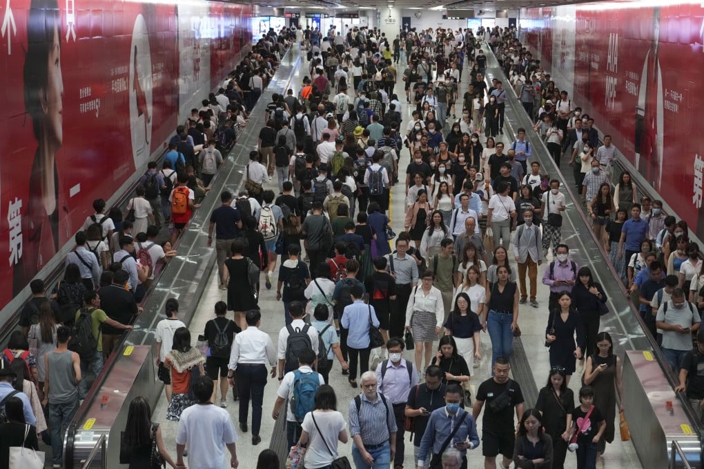 Rush hour at Central station. The MTR Corp introduced its early bird discount to encourage passengers to complete their train trips before peak hours. Photo: Sam Tsang