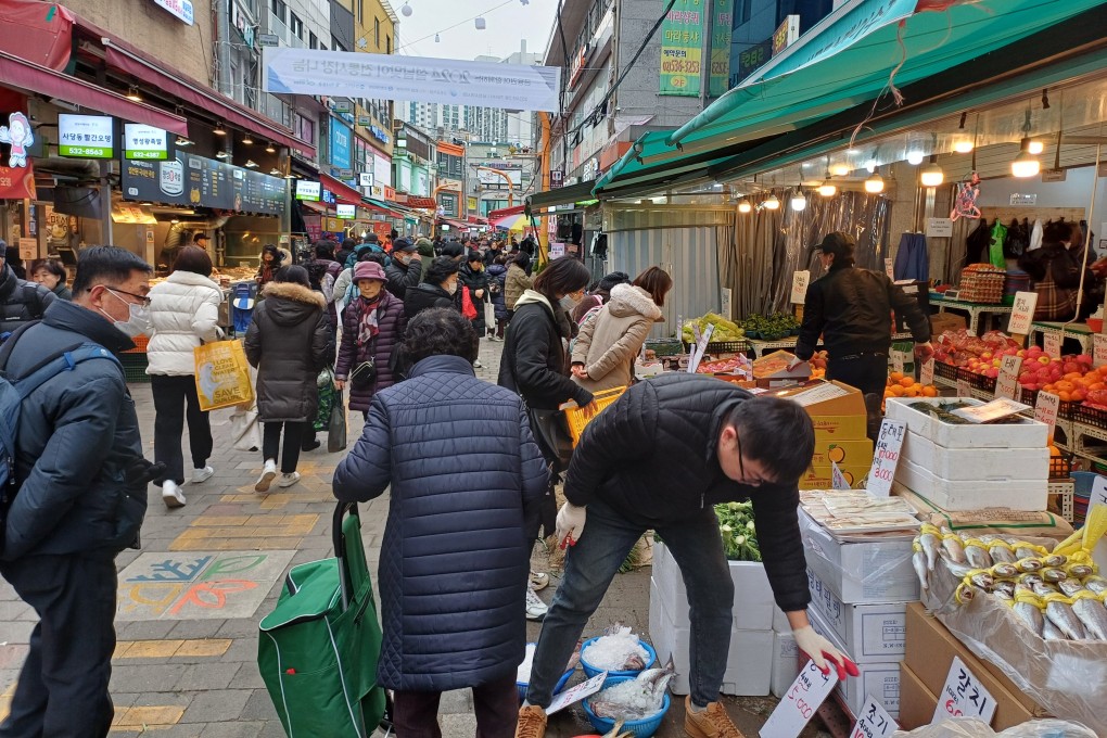 South Koreans buy fruits and vegetables at the Namseong market in the Dongjak district in Seoul on February 7. Photo: Park Chan-kyong