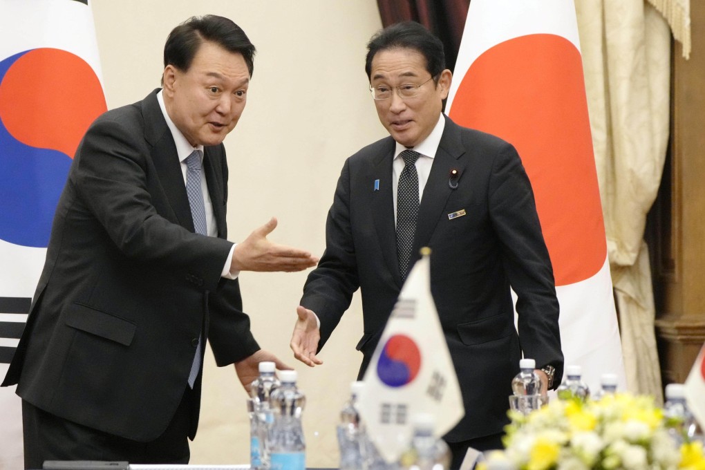 South Korean President Yoon Suk-yeol and Japanese Prime Minister Fumio Kishida meet on July 12, 2023. Photo: Kyodo