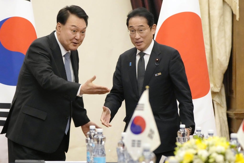 South Korean President Yoon Suk-yeol and Japanese Prime Minister Fumio Kishida meet on July 12, 2023. Photo: Kyodo