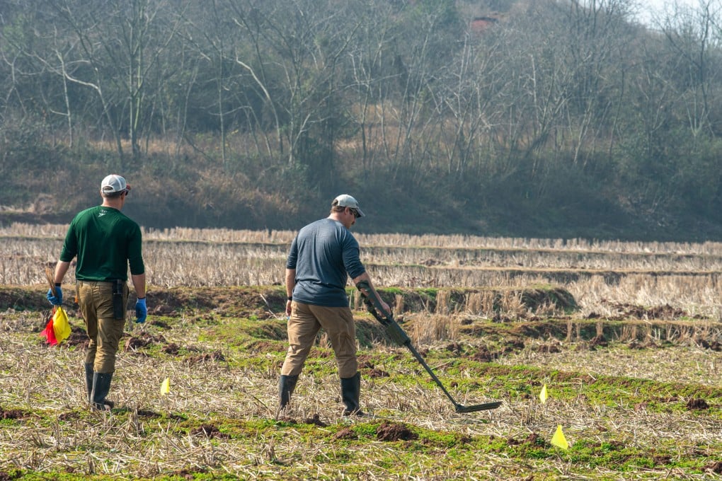 US Navy Senior Chief Petty Officer Joseph Hawley, DPAA explosive ordnance disposal technician (left) and Chief Hospital Corpsman Elton Reece, team medic (right) perform a metal sweep during a site survey in China on January 13. Photo: US Army