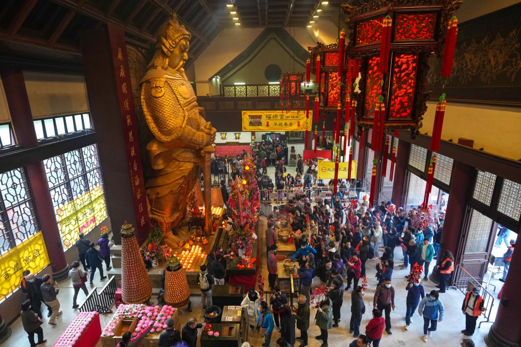Worshippers flock to Che Kung Temple in Sha Tin. Photo: Eugene Lee