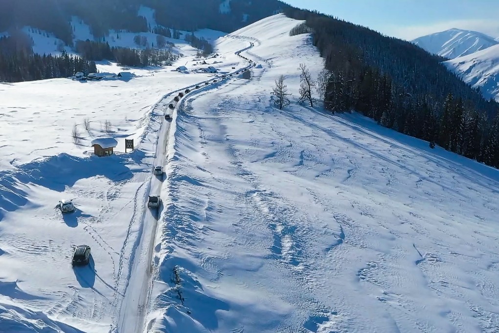 Heavy snow since Sunday has caused avalanches on roads leading to the Kanas scenic area in Xinjiang. Photo: CCTV