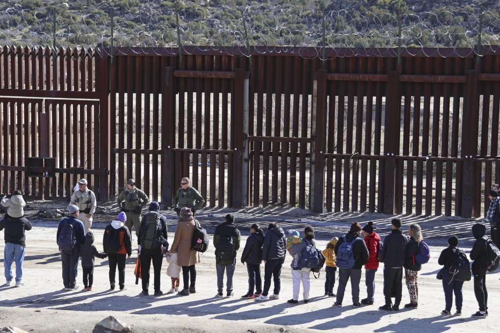 Undocumented immigrants from China stand in front of US Border Patrol agents at the US-Mexico border in Jacumba Hot Springs, California, on January 23. Photo: Kyodo