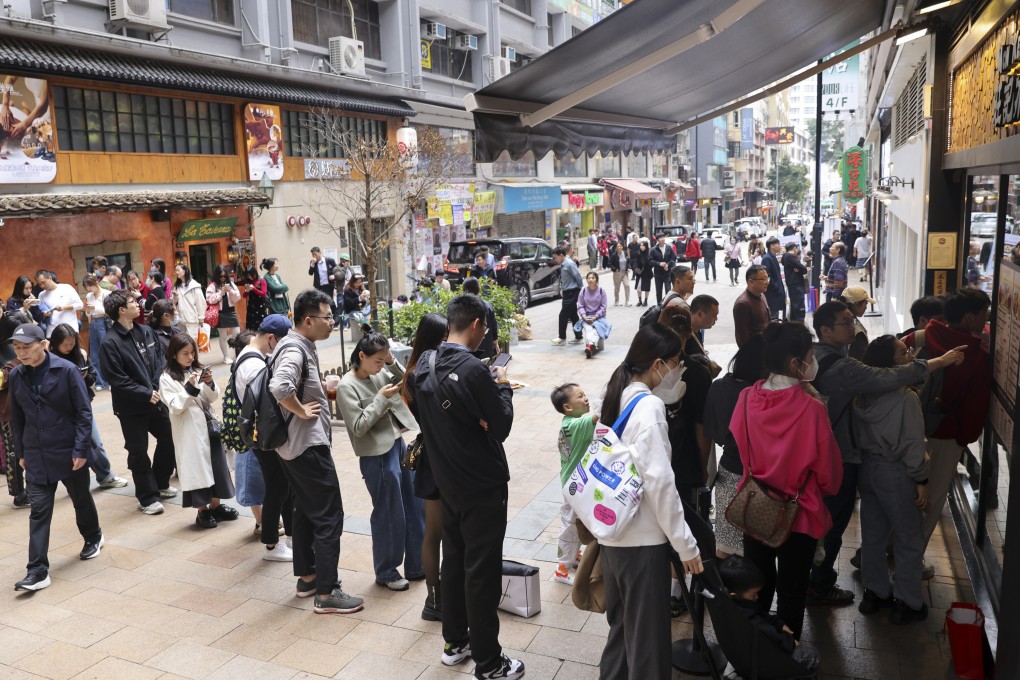 Tourists line up for lunch outside a restaurant in Tsim Sha Tsui. Photo: Yik Yeung-man