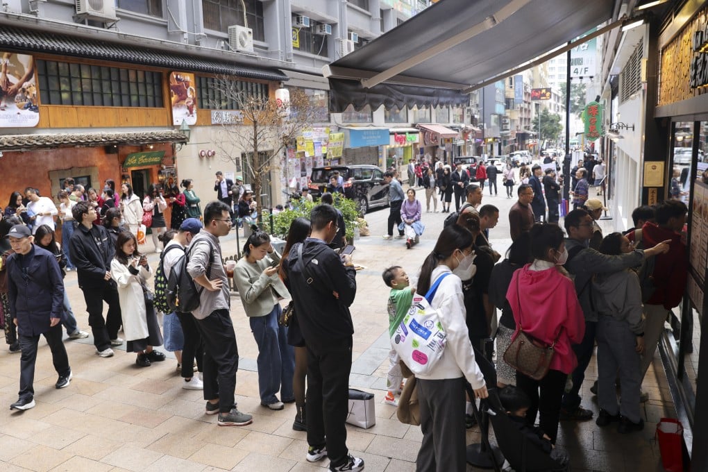 Tourists line up for lunch outside a restaurant in Tsim Sha Tsui. Photo: Yik Yeung-man