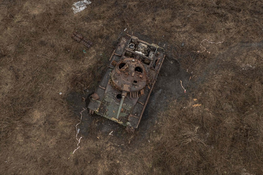 A destroyed tank in a field outside the town of Izium, Kharkiv region, Ukraine. Photo: AFP