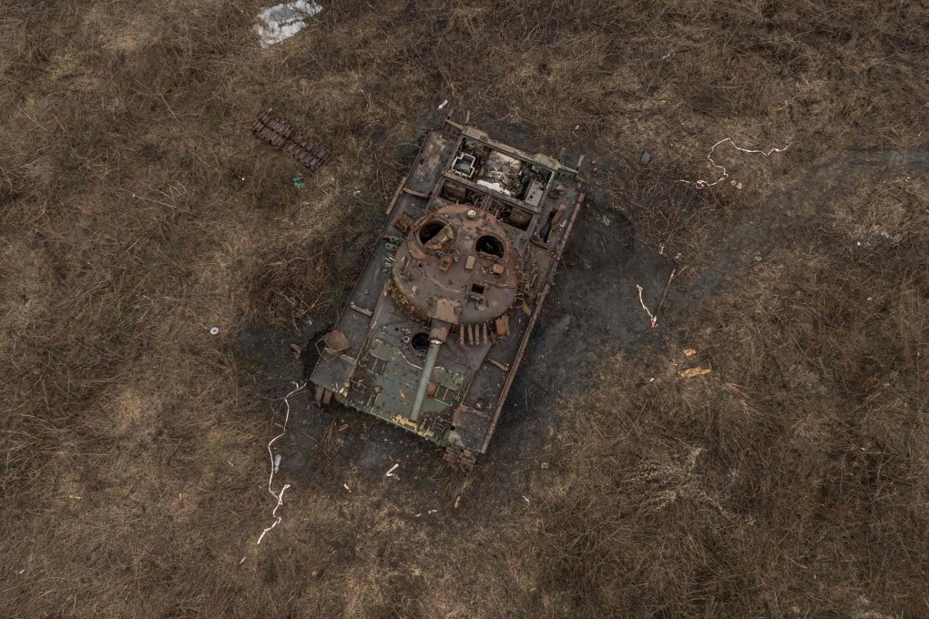A destroyed tank in a field outside the town of Izium, Kharkiv region, Ukraine. Photo: AFP