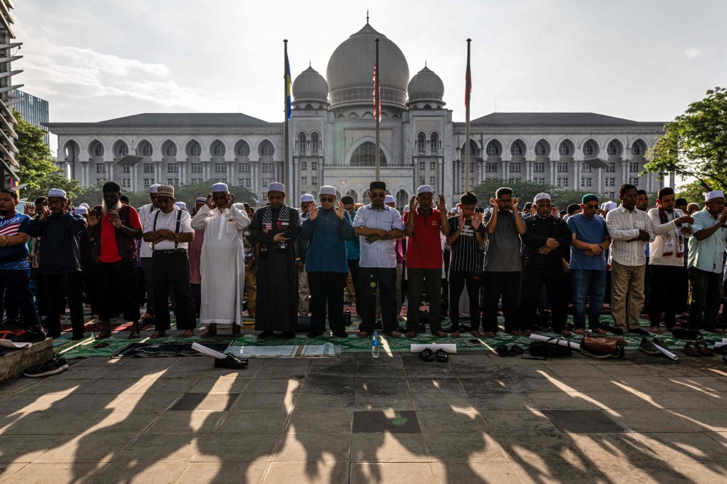 Members of PAS await the Federal Court’s decision on Kelantan state’s sharia law criminal enactment on February 9. Photo: AFP