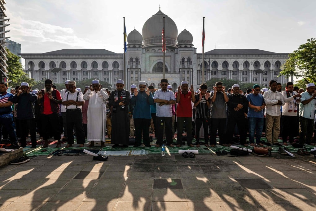Members of PAS await the Federal Court’s decision on Kelantan state’s sharia law criminal enactment on February 9. Photo: AFP