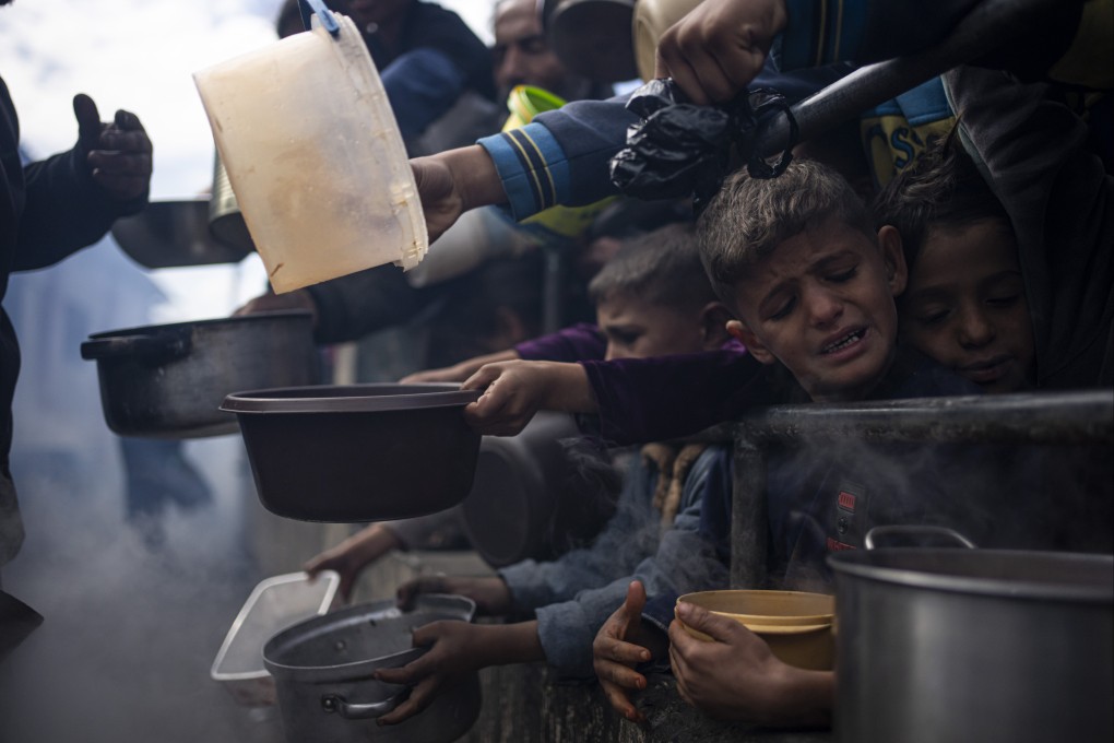 Palestinians line up for food in Rafah, Gaza Strip. Photo: AP