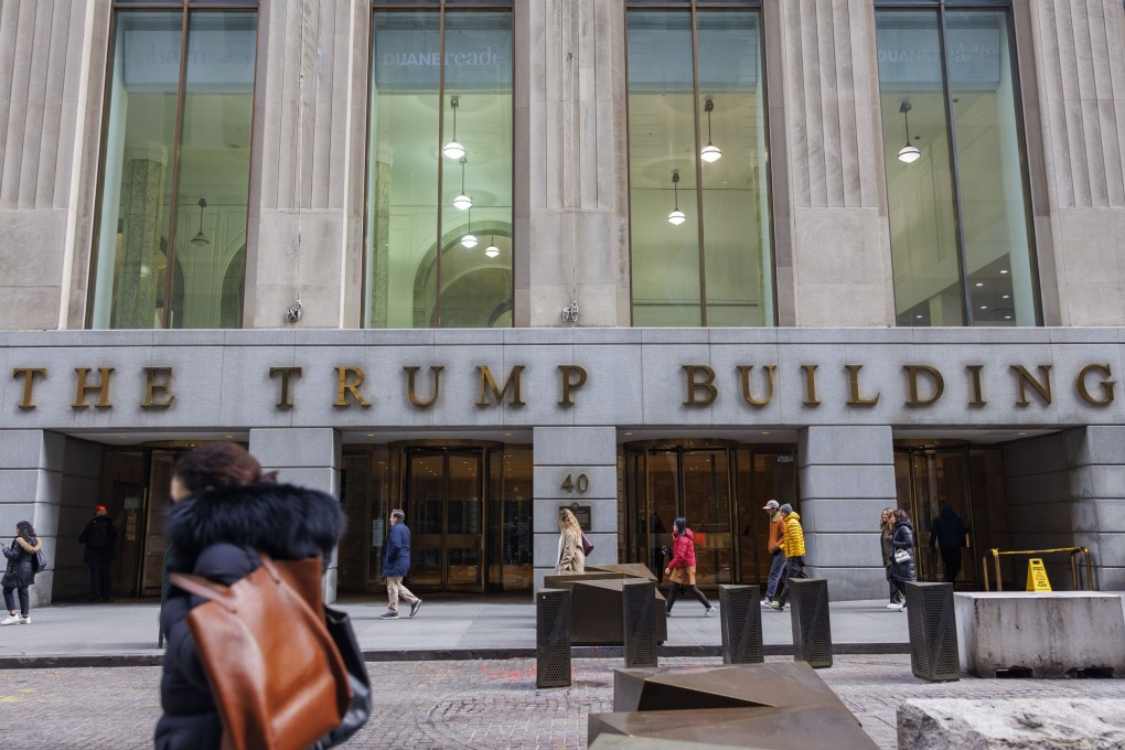 People walk in front of the Trump Building on 40 Wall Street in New York. Photo: EPA-EFE
