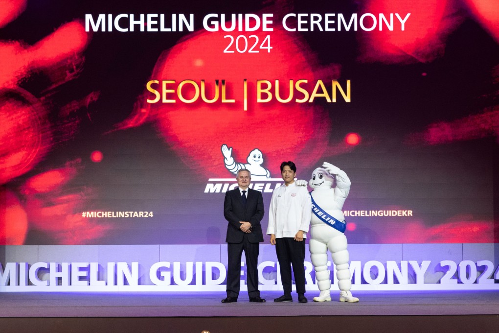 Jérôme Vincon, the managing director of Michelin Korea, with chef Sung Anh of three-Michelin-star Mosu. A total of 43 restaurants from Busan have been added to the 2024 edition of the Michelin Guide in South Korea. Photo: Michelin Guide