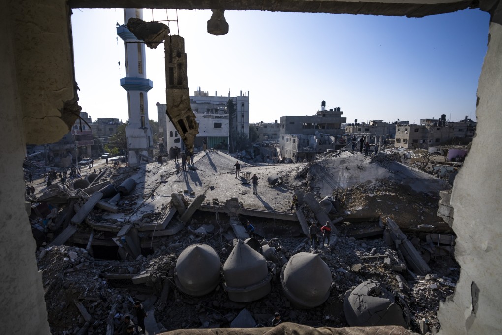 A destroyed building and the rubble of Rafah’s al-Farouk mosque after an Israeli strike. Photo: AP