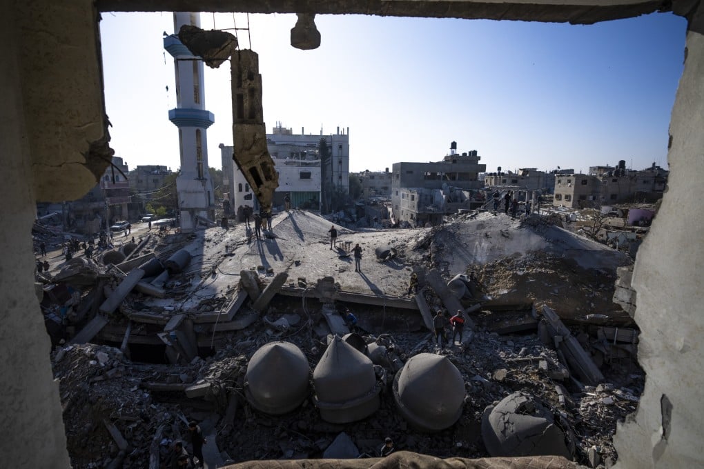 A destroyed building and the rubble of Rafah’s al-Farouk mosque after an Israeli strike. Photo: AP