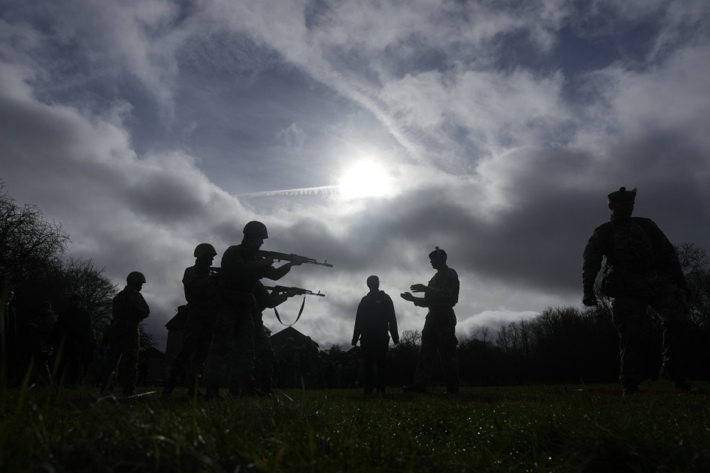 Ukrainian recruits under the guidance of British soldiers train at an army camp in southwest England on February 20. Photo: AP