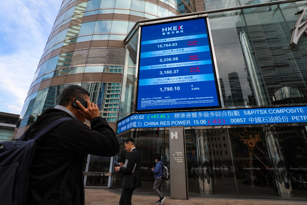 Screens showing the Hang Seng Index and stock prices outside the Exchange Square in Central. Ohoto: Sun Yeung