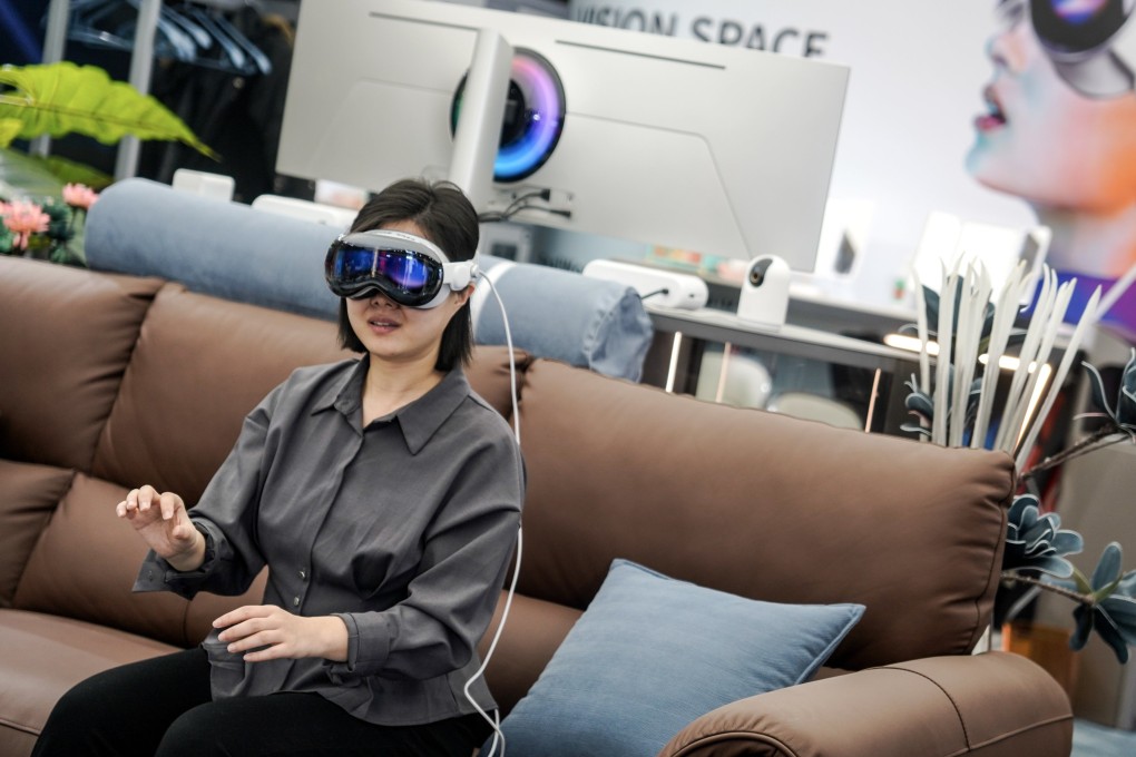 A woman uses a Vision Pro headset in a store in Beijing, China, Feb 24, 2024. Photo: EPA-EFE