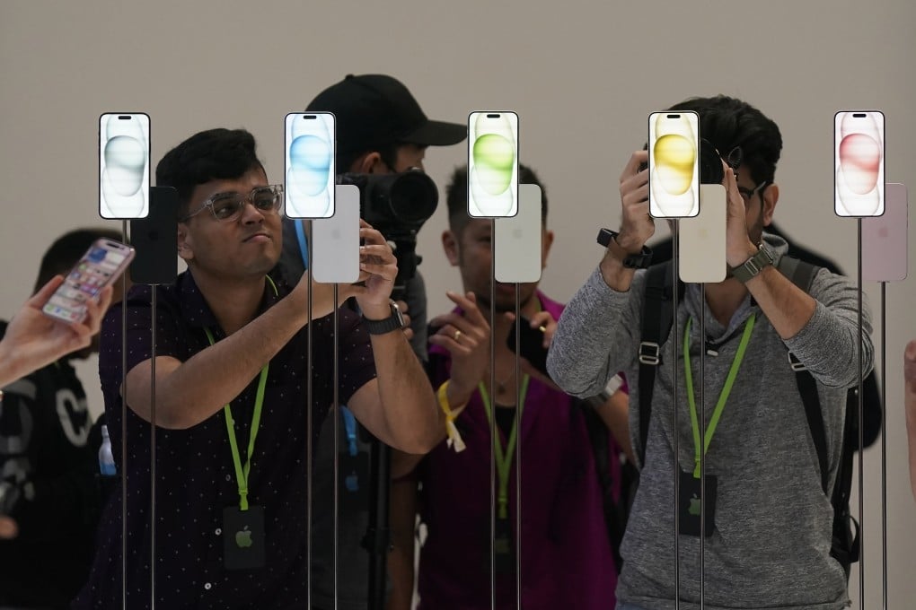 People look at Apple iPhone 15s at an announcement of new products in Cupertino, California, on September 12, 2023. Companies including Apple, Samsung and Honor are developing new smartphone battery tech to take their handsets to the next level. Photo: AP